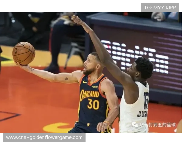 “赛后更衣室庆祝，勇士播放逆转集锦鼓舞士气”